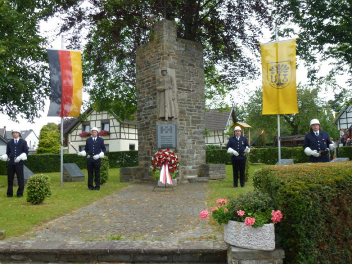 Ehrenwache am Denkmal für die Kriegsopfer